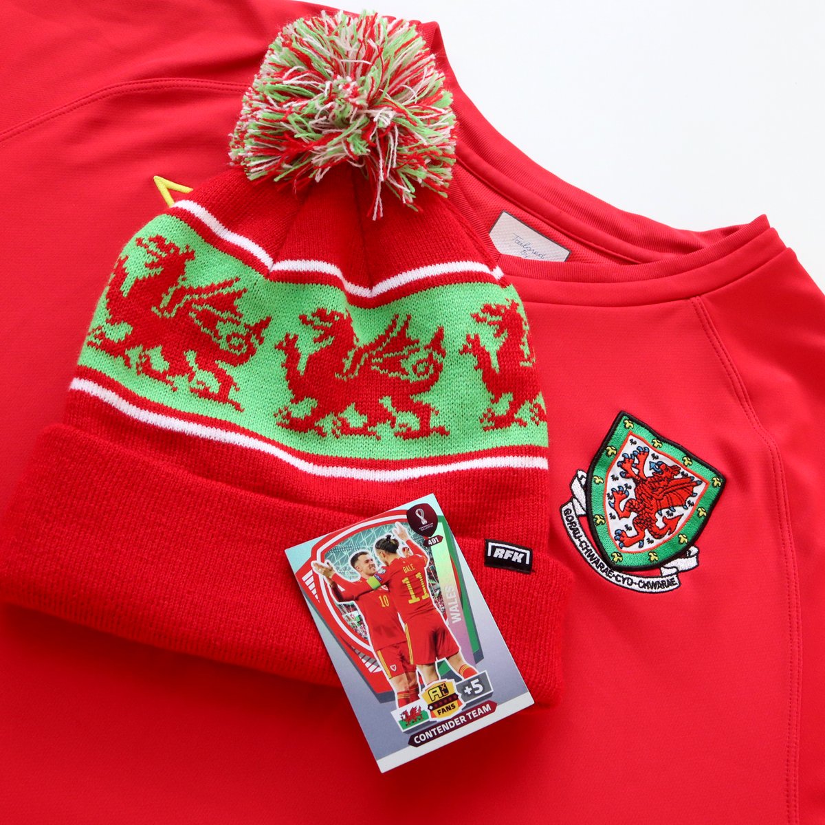retrokits_ltd's tweet image. 🏴󠁧󠁢󠁥󠁮󠁧󠁿 GIVEAWAY TIME! 🏴󠁧󠁢󠁷󠁬󠁳󠁿

With the big England vs Wales game tomorrow, we're giving away two kit bundles! Each bundle contains a kit, a bobble hat and a retro football card.

To enter:
- Follow us @retrokits_ltd
- Retweet this tweet
- Comment which bundle you want

Good luck!