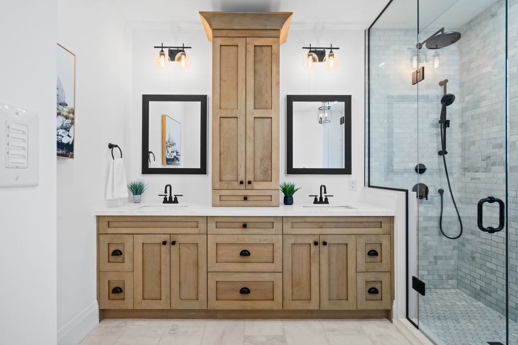 Wright_Kitchen's tweet image. Balance, Symmetry and functionality are the theme in this elegant primary ensuite in Burlington. #keepinclean #keepitorganized #keepitcool #primarybathroom