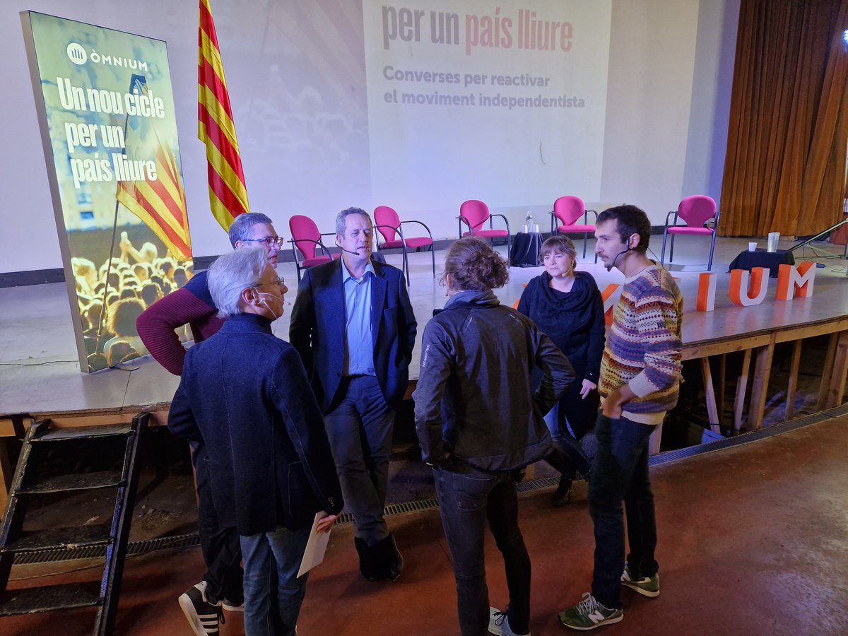 Els ponents ja hi són i ho tenim tot a punt. Benvinguts! <a href="/quimforn/">Joaquim Forn</a> <a href="/FerranCanudas/">Ferran Canudas</a> <a href="/NuriaPicas/">Núria Picas</a> <a href="/mcostafe/">maria costa</a> i <a href="/xavier_g_costa/">Xavier Gonzàlez-Costa</a> que farà de moderador. "Un nou cicle per un paíslliure" <a href="/omnium/">Òmnium Cultural</a>
