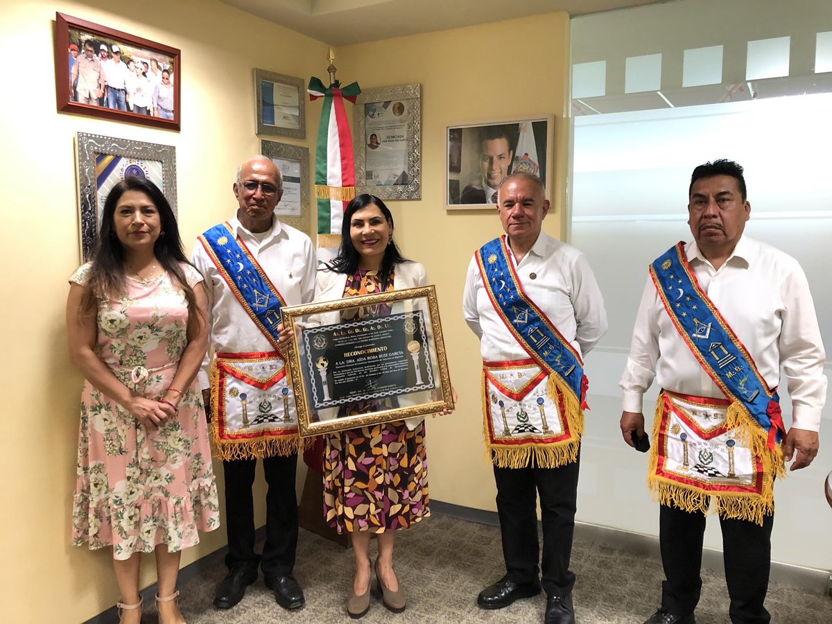 IAIMO_GobOax's tweet photo. La Directora General del #IOAM, @aidaruizg, recibe de la Logia, Simbólica, Mixta, Constante, Leal, Gral. Leandro Valle del estado de oaxaca , un reconocimiento por su trabajo y trayectoria a favor de las y los migrantes oaxaqueños, Muchas Felicidades.
@alejandromurat https://t.co/ULxlAaThWy