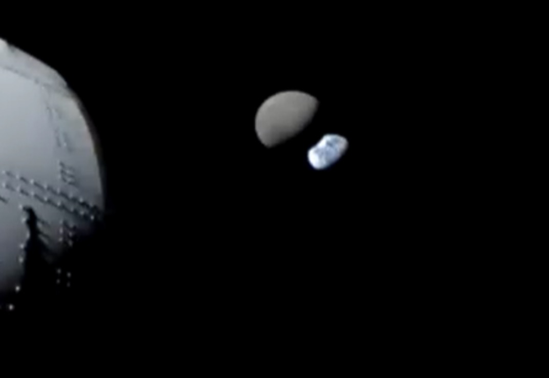 CosmicBot_'s tweet photo. "Sorry for potato, it’s 268,395 miles away" #Astronomy #Space https://t.co/hLjWco3dpI