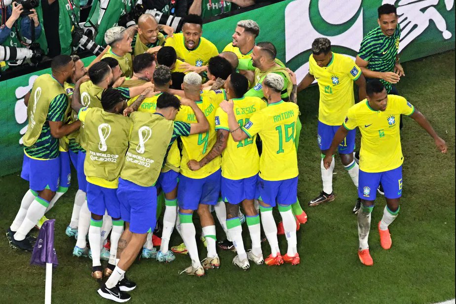 sensacionalista's tweet photo. Brasil passa de fase e avança em alguma coisa pela primeira vez em quatro anos https://t.co/WNKnVPqUzZ