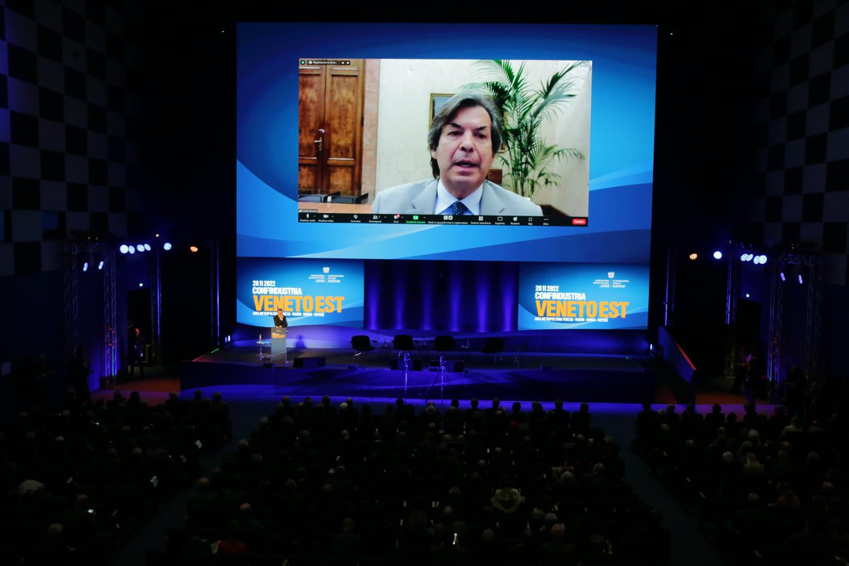#ConfindustriaVenetoEst | “Questa fusione è uno straordinario esempio di come dovremmo fare le cose nel nostro Paese: superare i localismi per puntare a un obiettivo più forte”. Così Carlo Messina, Consigliere Delegato e Chief Executive Officer <a href="/intesasanpaolo/">Intesa Sanpaolo</a>