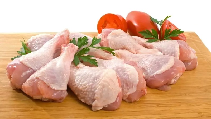 designer_image's tweet photo. 🗣️ El pollo ¿tiene hormonas? 🐔🧫

📢 La respuesta es FALSO 🔬🐤
La utilización de hormonas para el crecimiento de pollos destinados al consumo humano es un mito. 🐣
Nunca se han usado ni se hará porque no son necesarias; además, su costo las hace inviables. 💸

#Lunesdepreguntas https://t.co/nDzEMeLbsz