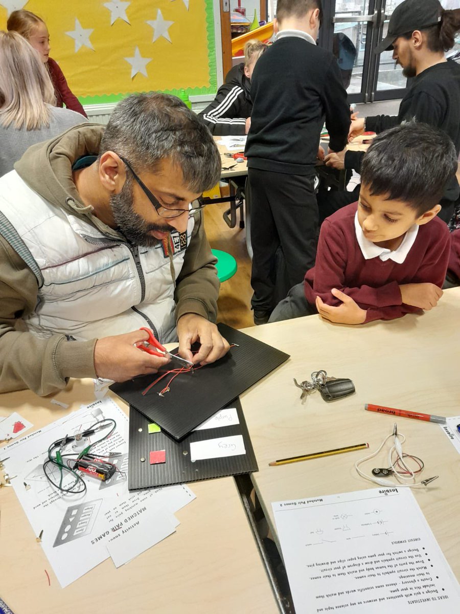 keltyps's tweet photo. Family Science Class…absolutely brilliant work across a number families, from Early Years to Upper School…mums, dads and grandparents. Thanks you for engagement 🧬🦠🧫🧪⛓🧲🪚⚙️🛠 #upandatom #nocellbydate #chemistreeohchemistree 🎄 https://t.co/DLk8ObbdQ1