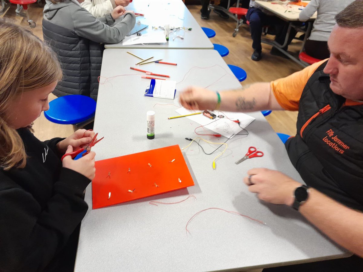 keltyps's tweet photo. Family Science Class…absolutely brilliant work across a number families, from Early Years to Upper School…mums, dads and grandparents. Thanks you for engagement 🧬🦠🧫🧪⛓🧲🪚⚙️🛠 #upandatom #nocellbydate #chemistreeohchemistree 🎄 https://t.co/DLk8ObbdQ1