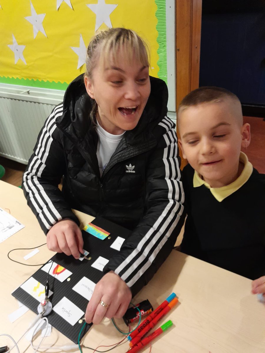 keltyps's tweet photo. Family Science Class…absolutely brilliant work across a number families, from Early Years to Upper School…mums, dads and grandparents. Thanks you for engagement 🧬🦠🧫🧪⛓🧲🪚⚙️🛠 #upandatom #nocellbydate #chemistreeohchemistree 🎄 https://t.co/DLk8ObbdQ1