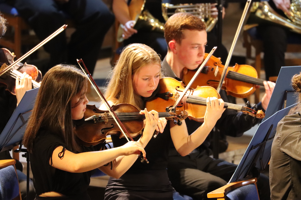 Do you know any #strings 🎻 players that would like to be part of something incredible in August 2023? We’re only 2 weeks away from our application deadline of 12 December, spread the word &amp; apply now! #violin #viola #cello #doublebass #harp 

➡️Apply now: edinburghyouthorchestra.org/summer-2023/