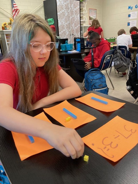 IC_Kirkpatrick's tweet photo. @MrsJTukes Mrs. Carpenter's 4th graders are figuring out how to evenly divide 37 books among three shelves.  Can it be done? #modelthemath #ncts #ncssbethebest https://t.co/N7b7RrtHsB