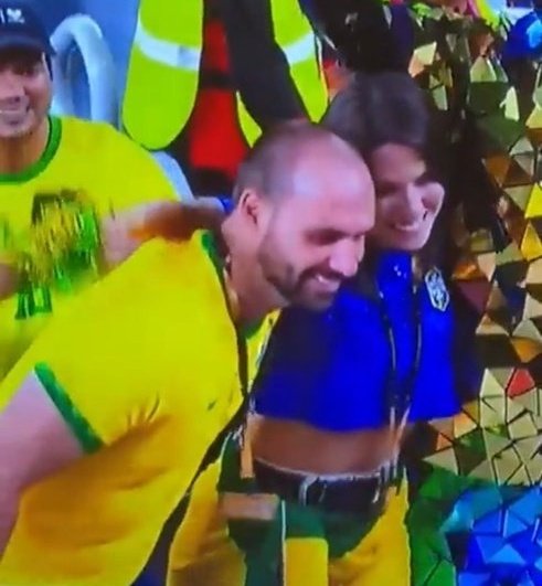 Enquanto deixa seus militantes golpistas tomando chuva na frente de Quartel, Bananinha está vendo a Copa no Qatar... Hipocrisia é pouco!