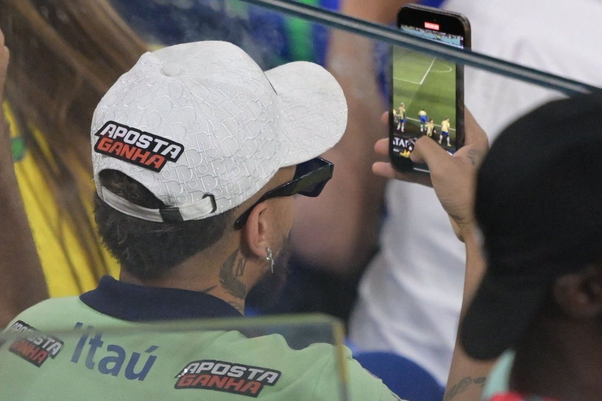 Febinthayyil's tweet photo. Neymar taking a video of his teammates from his seat

#Neymar | #FIFAWorldCupQatar2022 
#WorldcupQatar2022 https://t.co/Vkz2TIrYSs