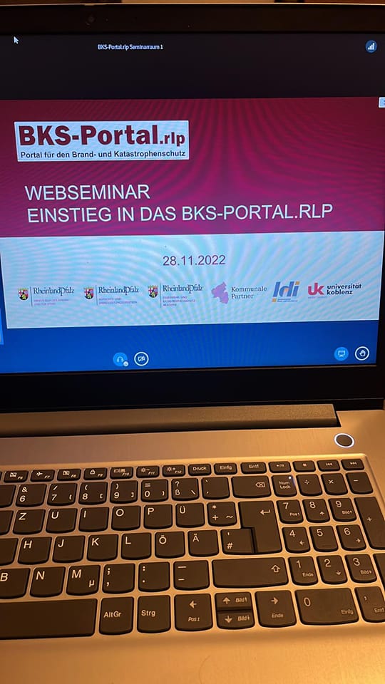 vgfwkirchen's tweet photo. Der Leiter unserer #Feuerwehreinsatzzentrale nimmt heute gemeinsam mit weiteren Kamerad*innen aus dem LK Altenkrichen an einer Schulung zum BKS-Portal teil. Das Portal ermöglicht u.a. den Daten- und Informationsaustausch und man kann z.B. Einsatzberichte hierüber schreiben. https://t.co/UCD5vGQWHh