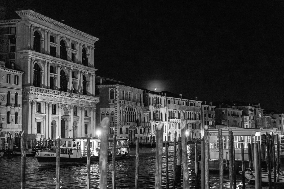 Well. A calm night in #blackandwhite
#CanalGrande #Venezia #Venedig