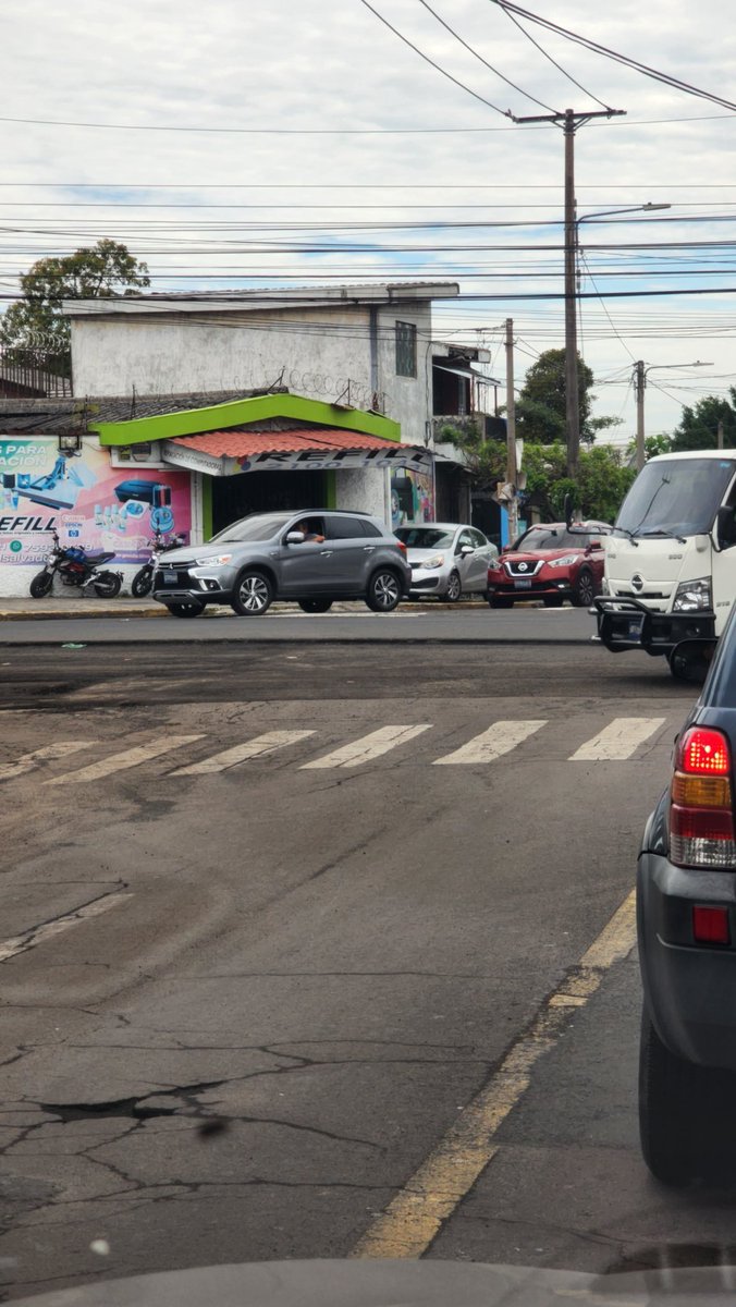 azelaya5's tweet photo. Señores @ObrasPublicasSV por favor ya varios dias asi la Avenida Bernal.. es insostenible el tráfico solo dos carros pasan por semáforo!!! https://t.co/sgUfqn44hG