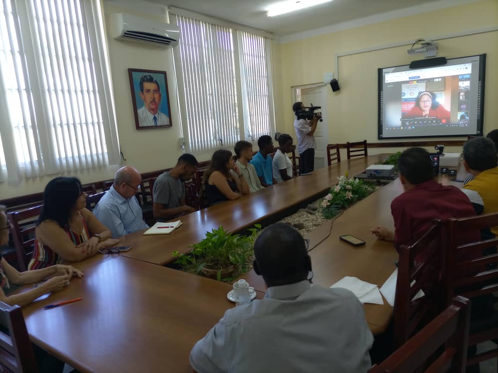 Esta mañana se desarrolló un emotivo encuentro presencial y virtual en la #UCLVnuestra con egresados de ests casa de altos estudios.
🥰 Ellos agradecen a #Cuba y a este centro, su formación como profesionales y mejores seres humanos. #ForoAlumni