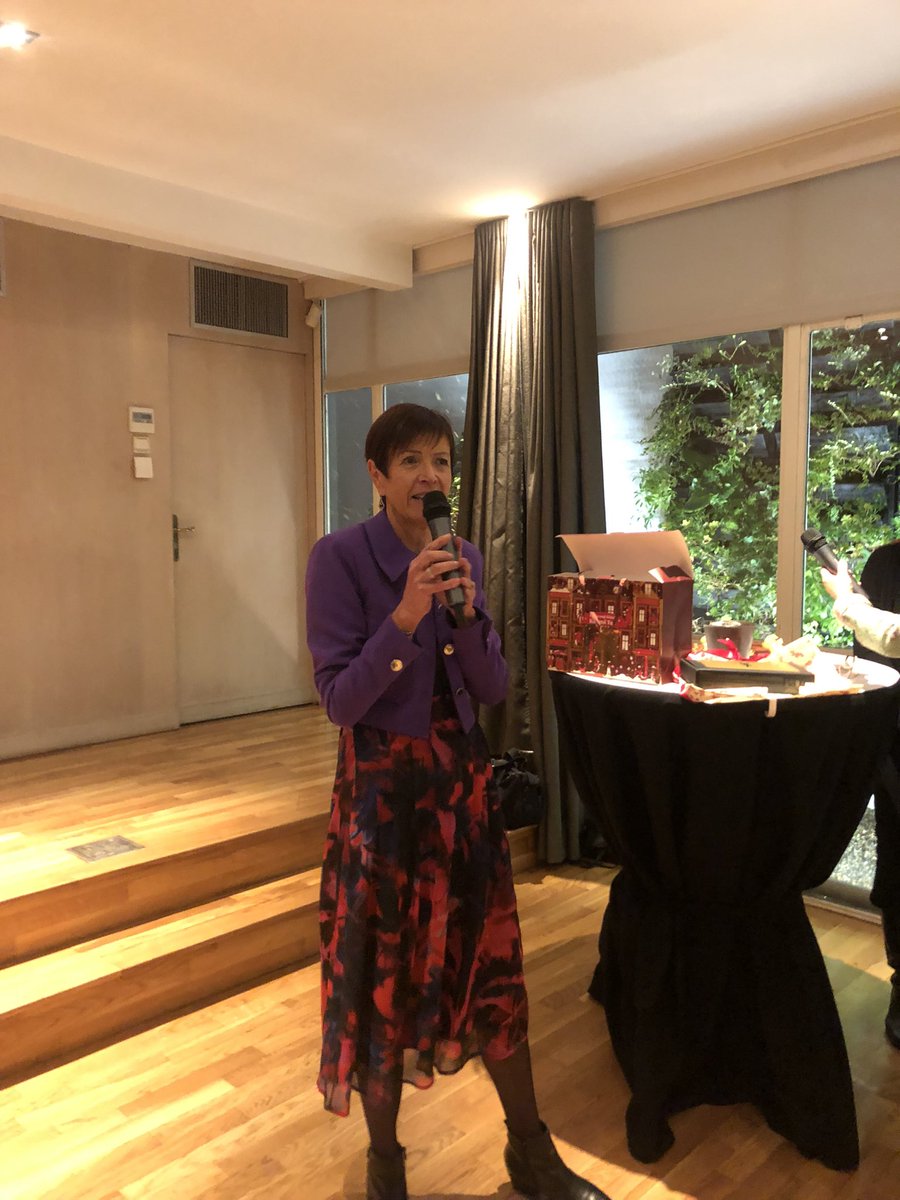 ChauvinFrm's tweet photo. Départ de la directrice de la santé publique de l’@ARS_ARA_SANTE Dr Anne-Marie Durand 
Une magnifique vie professionnelle au service des RhoneAlpins 🙏
#santepublique https://t.co/jDL2BDW2k2
