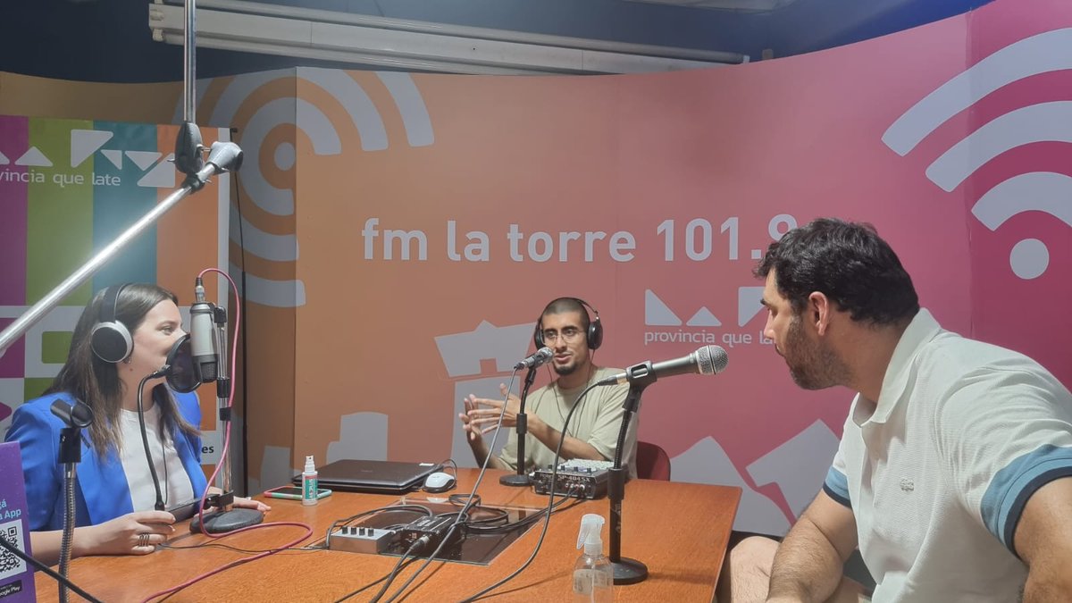 TinkunacoRadio's tweet photo. Así pasaba nuestro Tinkunaco del viernes junto a Martín Cecconi, integrante de Ungruma. Gracias por compartir tu música, tu arte y contar un poco a la audiencia del gran aporte que hacen a la cultura riojana. 
Nos acompañó @ernestotineo en la coconducción 🙌 https://t.co/CwVKPwvCB2