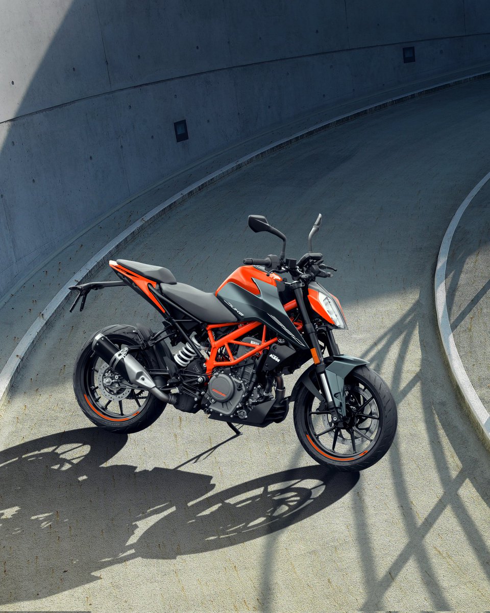 India_KTM's tweet photo. Punchy raw power, and pure naked aggression - the KTM 390 DUKE demands that you bring your A-Game!
Comment below with emojis your Duke feeling.
#KTMIndia #ReadyToRace #KTM #KTM390Duke #390Duke #naked #CornerRocket #duke #getduked #dukearmy https://t.co/RDTFAm134M