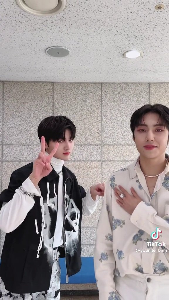 AlwayshereX1's tweet photo. Junho and Eunsang giving me motivation to review and do well for my major exams🥺✨ https://t.co/fgNvt7radB