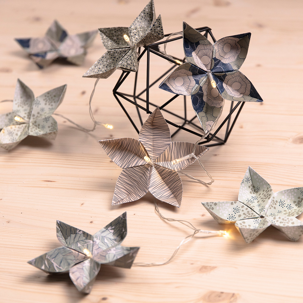 Create this wonderful Origami Garland with LEDs with our new creative box. Each box contains 50 origami sheets, instructions on how to craft the garland, and some LEDs to make your creation shine.

Scan the QR code on the packaging for easy-to-follow instructions.