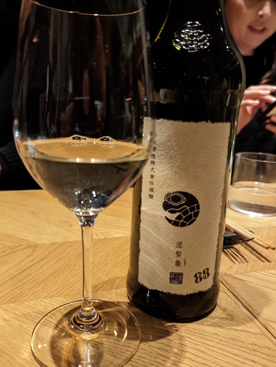 sumiso_smith's tweet photo. サケストさんや木村さんをKIYASにご招待。お店に「日本酒のプロを招待します」と事前に伝えてたからか、自由な日本酒ラッシュ。美味しい楽しい幸せ空間でした。ありがとうございました!!
#KIYAS https://t.co/tCDZ7igbvK