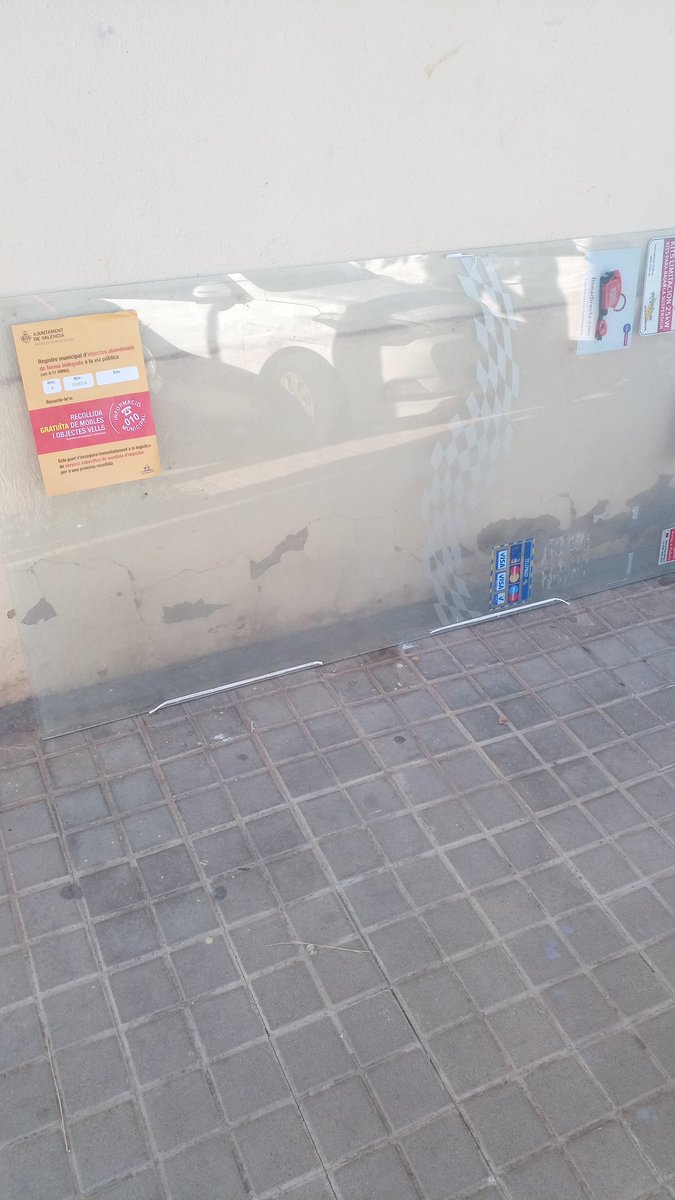 Rafeta84's tweet photo. @AjuntamentVLC aquest cristal porta més d'una semana esperant ser recollit. El identificador es 166554. Esperem fins que es trenque i algú isca ferit? https://t.co/Q3JpQZDX57