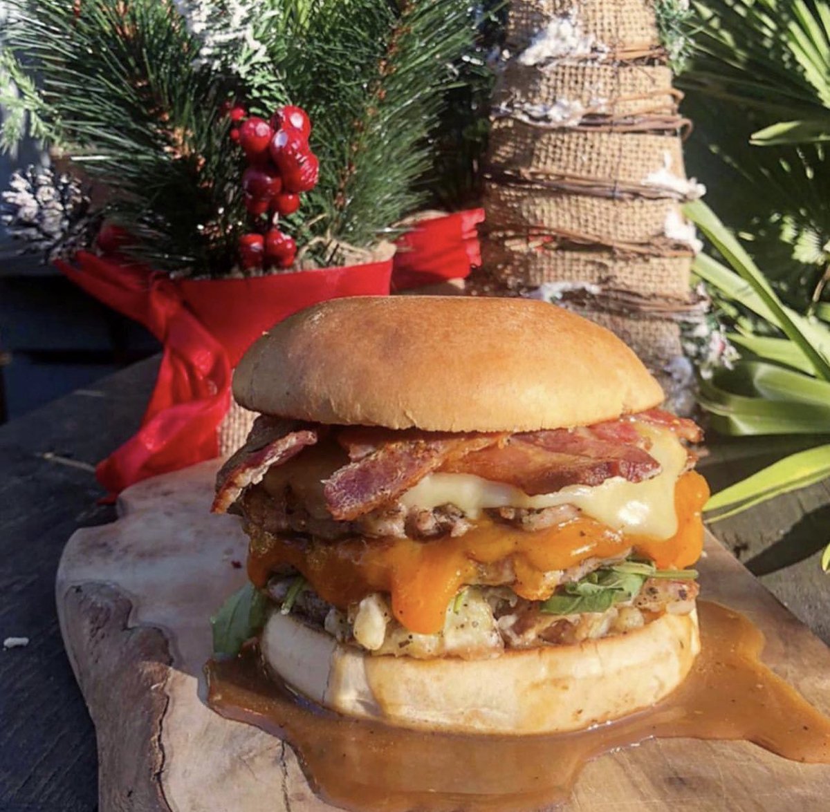 The second of our Christmas burger collection has arrived! 
🎶The Fairytale of New Pork🎶
Available now and all throughout December in house and on collection. To book a table or order collection head over to our website saintjohnsyard.com (link in bio) 🤗 #saintjohnsyard