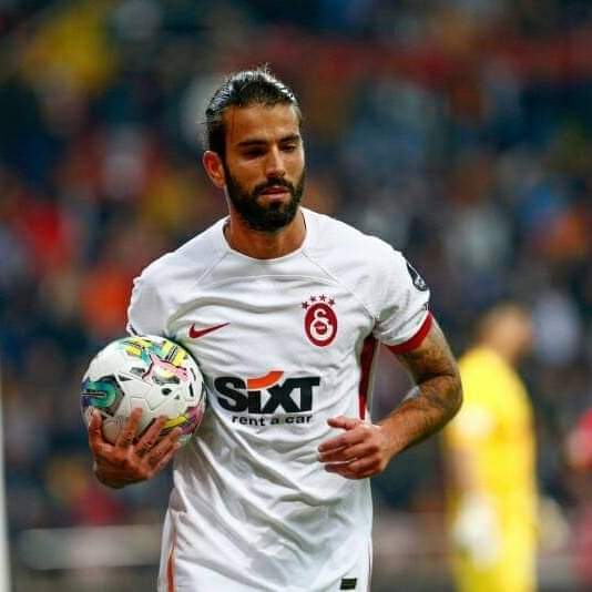 Galatasaray, Sergio Oliveira'nın sağ ayak bileği dış yan bağlarında yırtık tespit edildiğini açıkladı. Geçmiş olsun Sergio en az 1 ay sahalardan uzak kalacak.