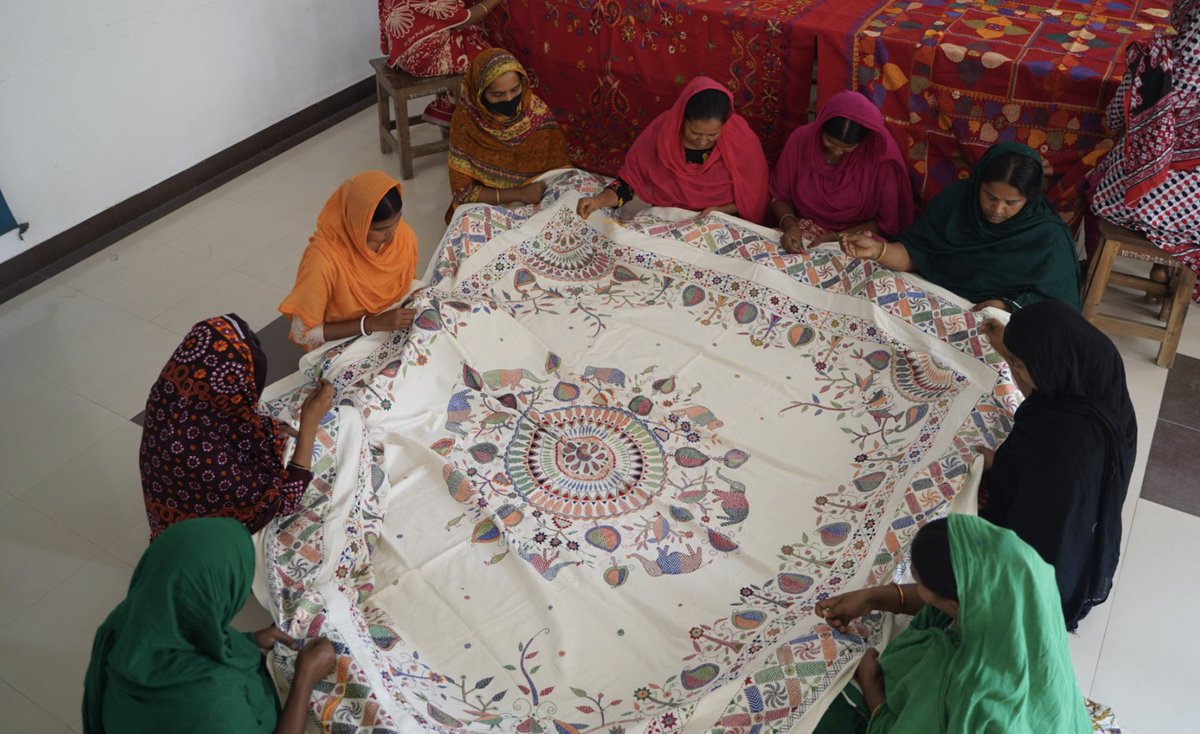 🪡 For centuries, women in Bengal have expressed their joys and sorrows through 'nakshi kantha' – an intricate style of hand embroidery, traditionally stitched onto old saris.

✍️ Thread by <a href="/Natalie_LTaylor/">Natalie Taylor</a> 
✍️ Article by <a href="/NaherShishir/">Nazmun Naher Shishir</a>

🧵1/5