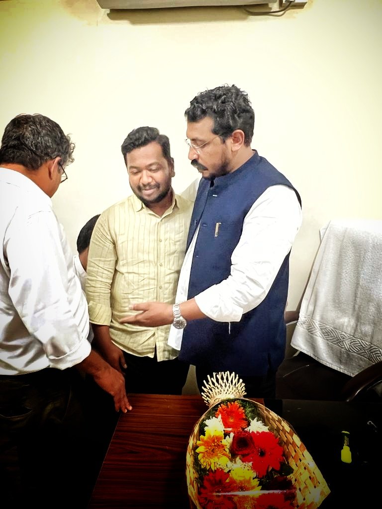 RahulMakasare3's tweet photo. #अध्यक्षांची_भेट आज पुणा येथे भाई चंद्रशेखर आझाद @AzadSamajParty राष्ट्रीय अध्यक्ष याची भेट घेतली औरंगाबाद येथे घेण्यात आलेला आजाद संवाद मेळावा यशस्वी केला व गळा भेट घेऊन ह्याच पद्धतीने काम करत रहा अस म्हणत असे म्हणत एक ऊर्जा निर्माण केली.
@BhimArmyChief #जयभीम
#ASPABAD #ASPMH https://t.co/2G5w7GuTmF