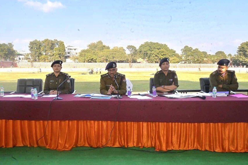 DehradunPolice's tweet photo. #Briefing
आगामी विधानसभा सत्र को सकुशल संपन्न कराये जाने हेतु श्रीमान SSP देहरादून महोदय,श्री दलीप सिंह कुंवर
द्वारा आज दिनांक 28/11/22 को पुलिस लाईन देहरादून में समस्त अधिकारियों व कर्मचारीगणों की ली ब्रीफिंग दिए आवश्यक दिशा निर्देश।
#UttarakhandPolice
#UKPoliceUpdate https://t.co/K96lrJHdfo