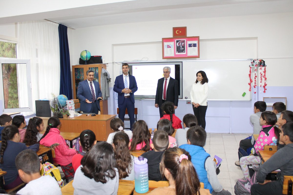 IlceSelcuk's tweet photo. İzmir Valiliğinin bünyesinde "100 yılda su ürünleri ile sağlıklı çocuk, sağlıklı nesiller"  Projesi kapsamında İlçemiz Atatürk İlkokulunda ülkemizde bir ilk olan 'Balık döner' ilkokul öğrencilerine dağıtılmıştır. #Tarımda35İnİzi #SenÜretYeter @izmirtarim https://t.co/qAEpMMPAr1