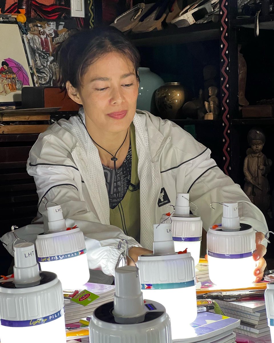 gretchenho's tweet photo. Light 💡 It may be trivial to us, but for the kids of Ifugao, having these solar lamps means security for their education. It means being able to continue their studies despite the brownouts that regularly come in a typhoon-battered region such as the Cordilleras. #WomanInAction https://t.co/uriTnXMUc1