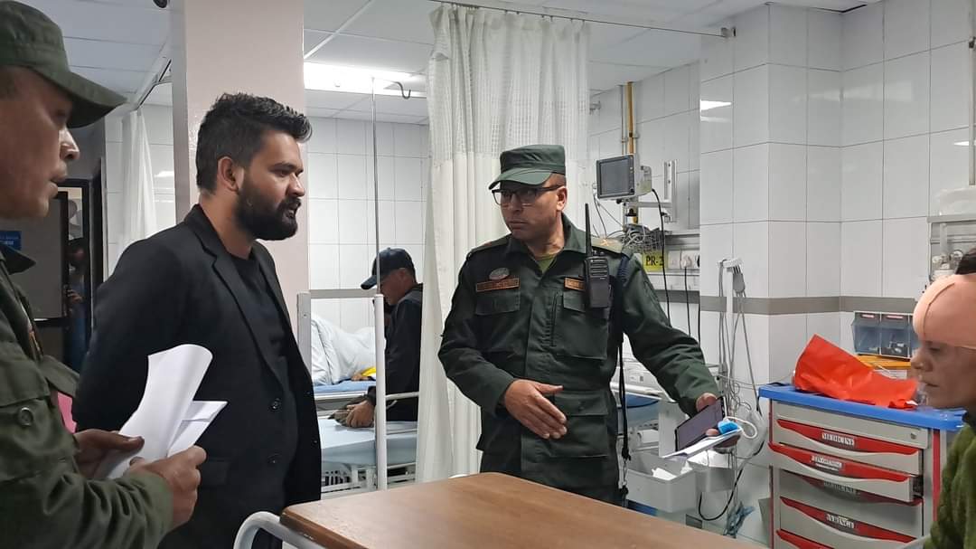 काठमाडौं महानगरका मेयर बालेन शाह आज सुकुम्बासीको आक्रमणबाट घाइते भएका नगर प्रहरीलाई अस्पतालको ICU मा पुगेर भेटेका छन्।