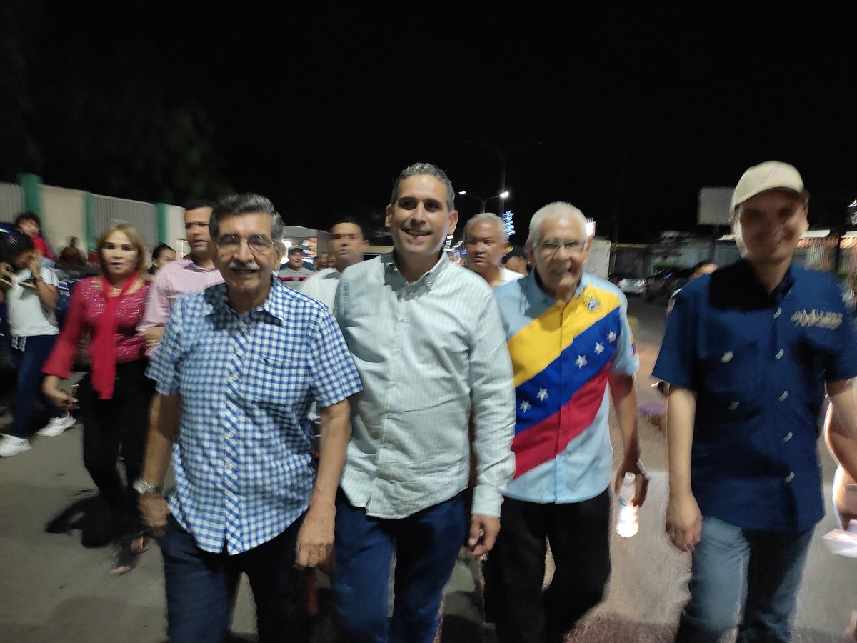 guillerpalacios's tweet photo. #28Nov Encendido de la Navidad en #torres #Lara contó con la activa y espontánea participación de entre 20 y 25.000 personas que acudieron a acompañar al Alcalde @Javieroropeza cómo una manifestación de alegría y compromiso con la gestión municipal. https://t.co/ZPNrG14Xk1
