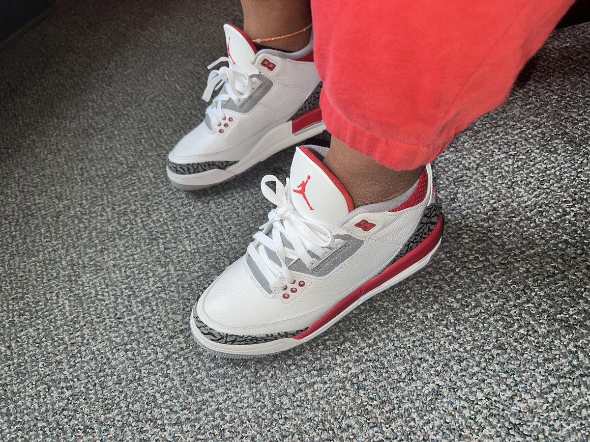 chicksinkicks2's tweet photo. Whatβs on your feet today? Monday edition. #chicksinkicks2 #firered3s https://t.co/LKONukvH5T