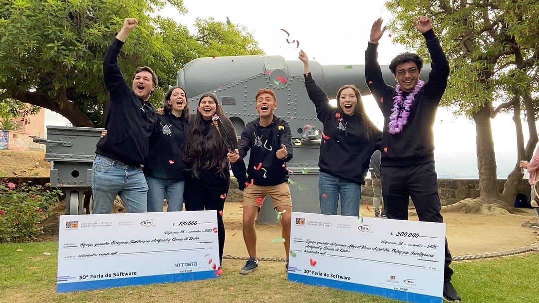 Un año de trabajo resumido en una foto, ganadores de la feria de software de <a href="/usantamaria/">USM</a> 
#PicToKnit