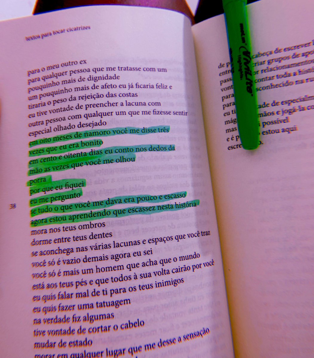 Livia34502's tweet photo. em oito meses de namoro você me disse três vezes que eu era bonito,
em cento e oitenta dias eu conto nos dedos da mão as vezes que você me olhou. Porra, por que eu fiquei eu me pergunto, se tudo o que você me dava era pouco e escasso….
#TCD #textosparatocarcicatrizes #igorpires https://t.co/GFOxVg4K3c