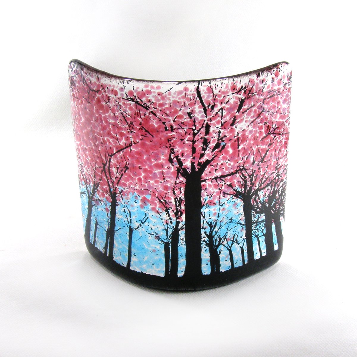 Wayne creates a wonderful range of fused glass designs including sun catchers, wall art and home decorations. 

Visit Waci Glass at Leicester Guildhall Christmas Craft Fair bit.ly/3EknT00