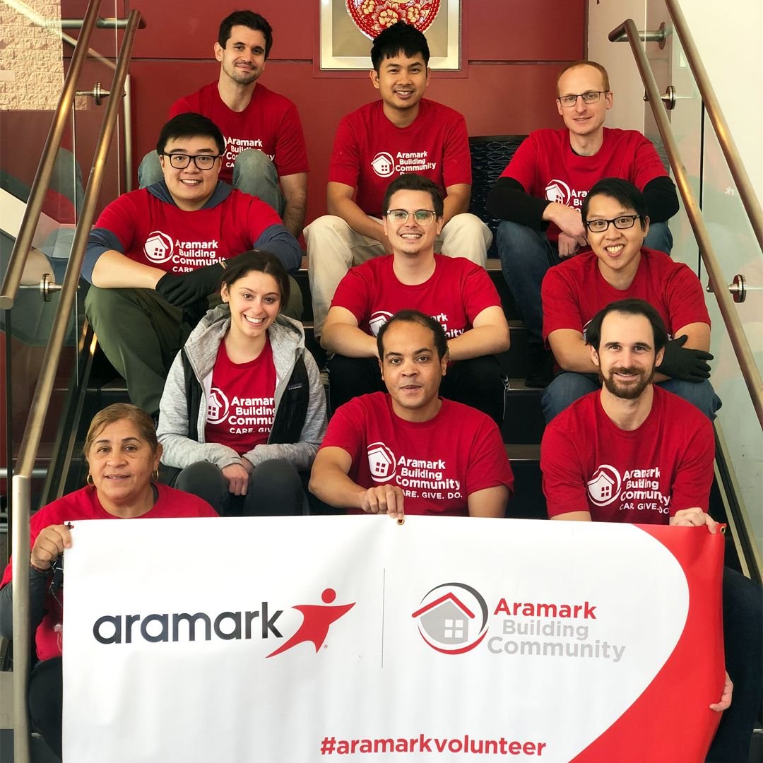 Volunteers from Aramark's Amplify ERG had a great time supporting the Philadelphia Chinatown Development Corporation, packing boxes and passing out food at two food distribution events ⭐ #AramarkVolunteer #LifeAtAramark