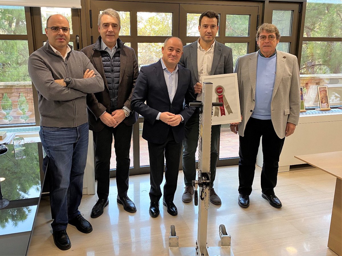 AytoAlbacete's tweet photo. 🔵El alcalde,@emiliosaezcruz , ha felicitado a la empresa albaceteña #MartechCorporation, situada en el 📍Parque Empresarial Campollano, por el reconocimiento obtenido por su #FastPuller, un novedoso equipo para la reparación de carrocerías🚙🔝. https://t.co/DdFzRCWAwz