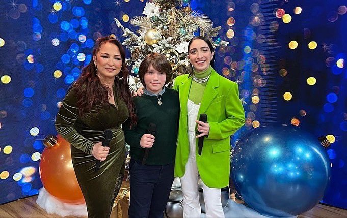 What a great time this morning on @goodmorningamerica #estefanfamilychristmas🎄🎅🏻❤️🎄🎅🏻❤️