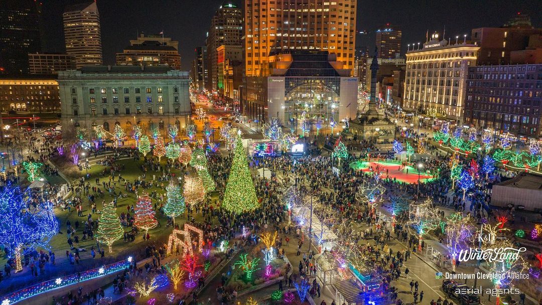clevelanddotcom's tweet photo. 'Tis the season! ✨
We LOVE this view of the festivities at WinterLand in downtown Cleveland over the weekend 🎄

Photo: Aerial Agents on Facebook &amp; Instagram https://t.co/hlaa0oOpPb