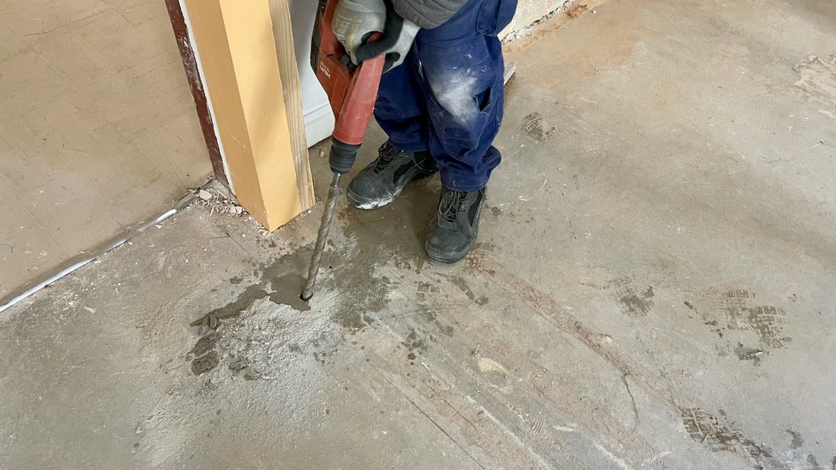 Démarrage du chantier 😱
Passage des premiers câbles, la tâche est pas facile avec ce vieux bâtiment 😰
Travail sur plan pour que les câbles soient cachés ensuite dans les cloisons
A2MI en violet pour ne pas nous confondre 😜
#travail #chantier #informatique