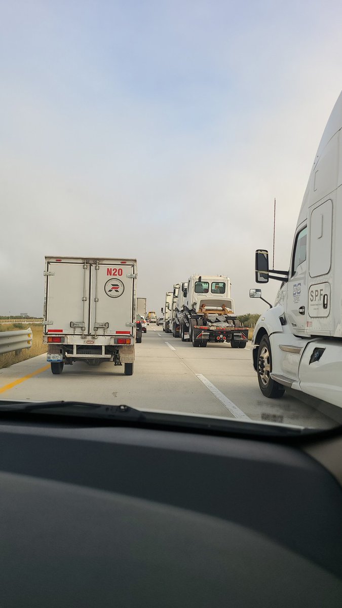 ginahij's tweet photo. Alguien sabe que esta pasando en la autopista #mtynvolaredo? Estamos parados https://t.co/cN5xh8L7hO