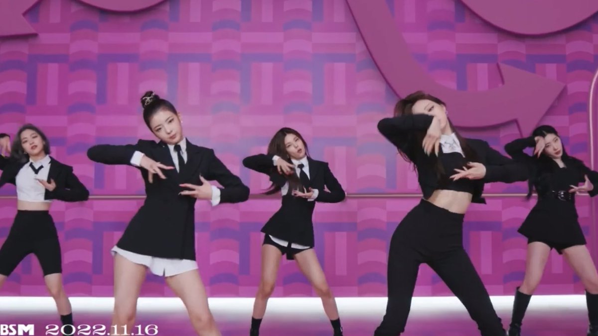 FIVEOFITZY's tweet photo. #ITZY WEARING SUITS FOR CHESHIRE! https://t.co/gGTq8dKxpV