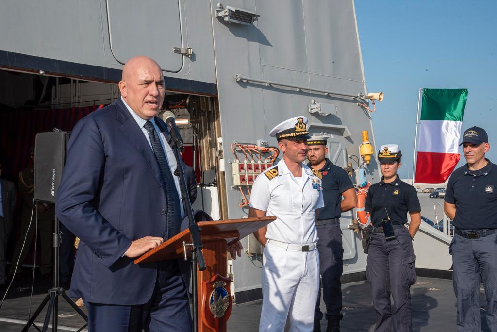 MinisteroDifesa's tweet photo. "Siamo fieri di voi e di come rappresentate la Nazione. Ho ricevuto parole di grande apprezzamento per il vostro operato”, il saluto del Min @GuidoCrosetto in Qatar ai militari 🇮🇹 della Op. Orice impegnati, unitamente a FFAA di altri Paesi, per sicurezza dei #MondialidiCalcio https://t.co/gBybBYRR3s