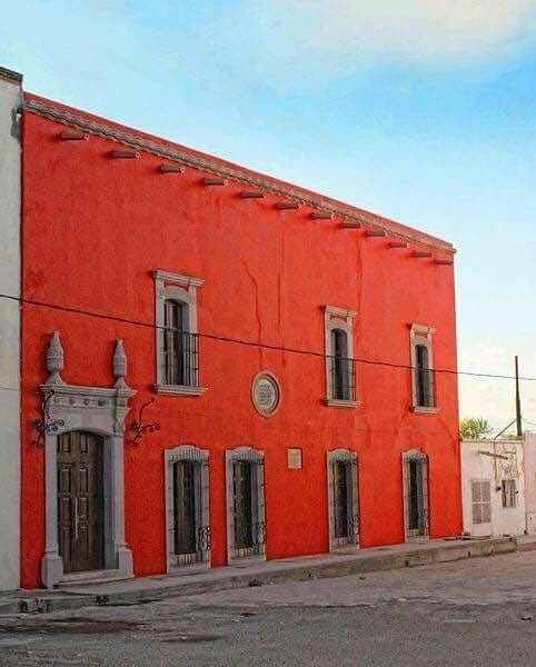 Alonso_Blancas's tweet photo. 4 lugares que tienes que conocer en #Durango Pueblo Mágico de #Mapimi ☺️
1. Templo de Santiago Apóstol
2. Museo Benito Juárez
3. El panteón
4. El puente de Ojuela
#VisitMapimi
#PueblosMagicos
#MapimiLoTieneTodo https://t.co/sTeHDww3II
