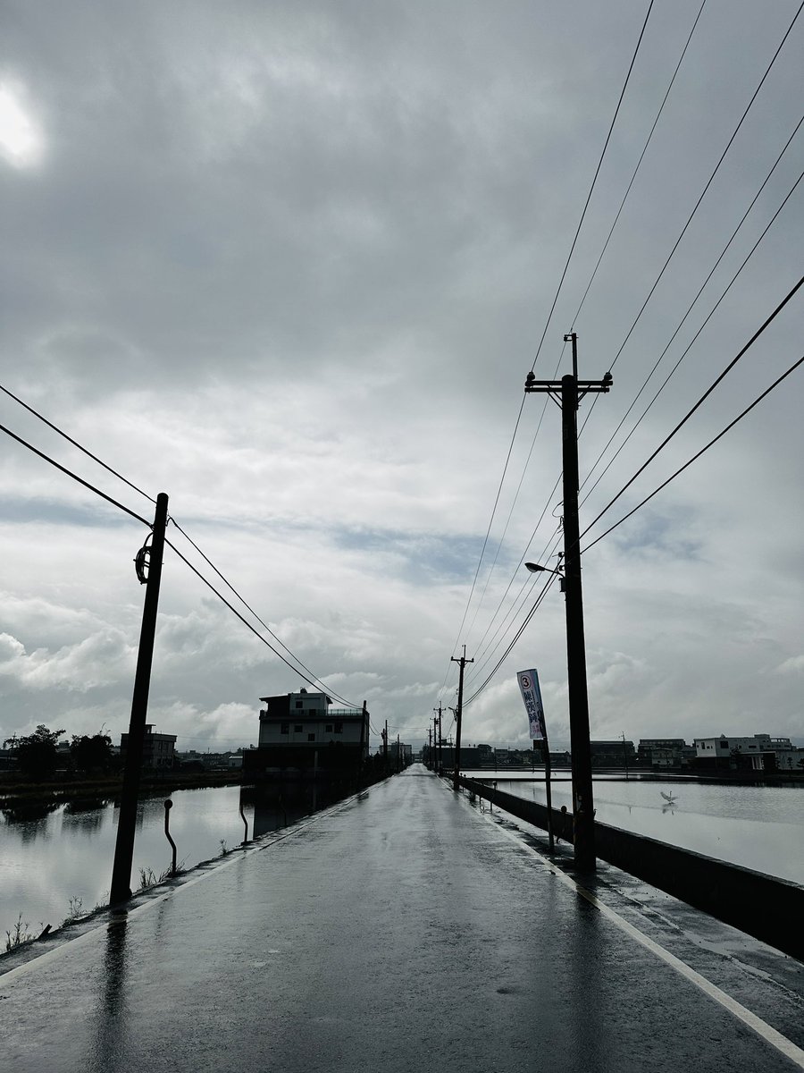 推友們間的幹話也挺療癒的
瘋言魔語的聊也挺紓壓
只要不當真就好😁

#想要我付出～就請先對等的給予
#不然就像這條路一樣
#上的了道但看不到盡頭