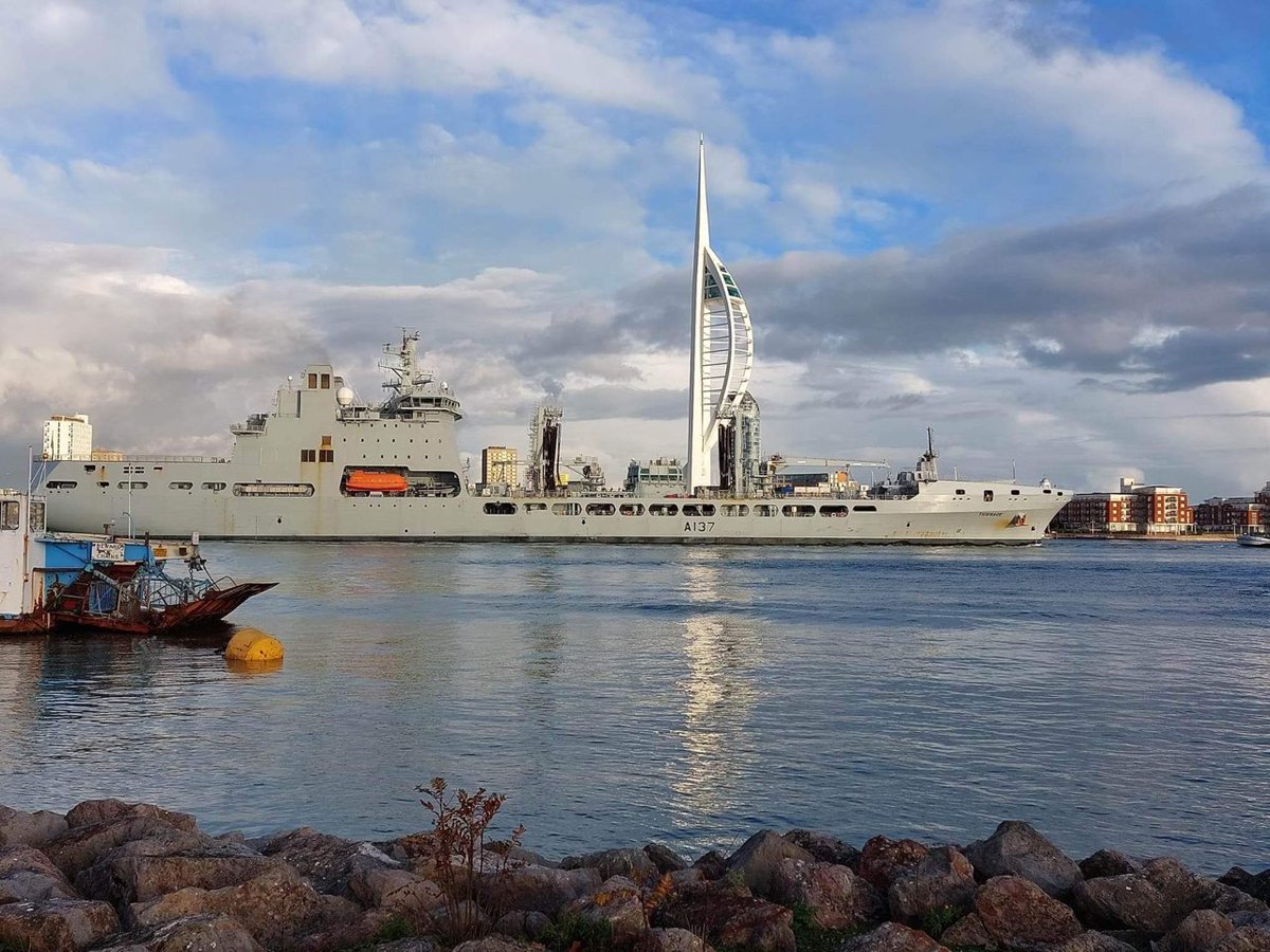 RFA Tiderace, saying goodbye to HMNB Portsmouth this afternoon, after a great weekend alongside, next stop FOST @RFATiderace @HMNBPortsmouth @RFAHeadquarters @NavyLookout #Portsmouth #MondayMotivation